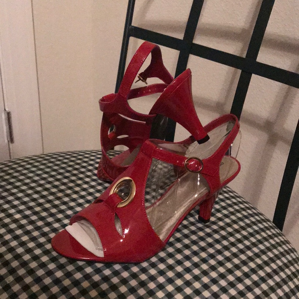 Red pumps